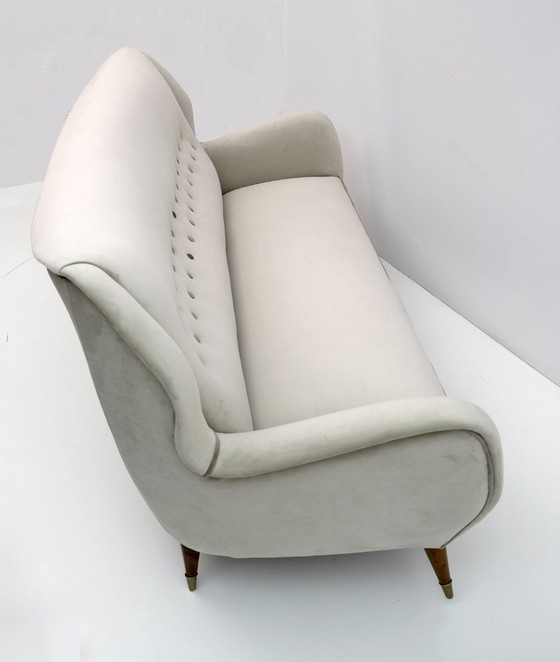 Image 1 of Divano in velluto attribuito a Gio Ponti per ISA, anni '50.
