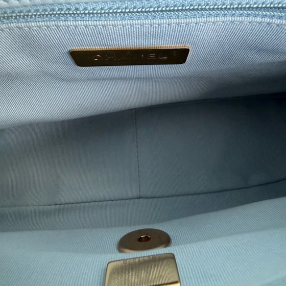 Image 1 of Borsa Chanel C19 Small 19 in pelle di capra trapuntata, azzurra, bicolore, con microchip.