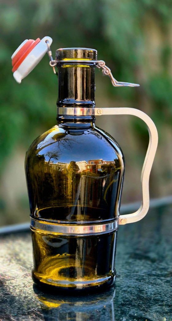 Image 1 of Gourde à bière vintage en verre ambré de 2 litres avec poignée en métal