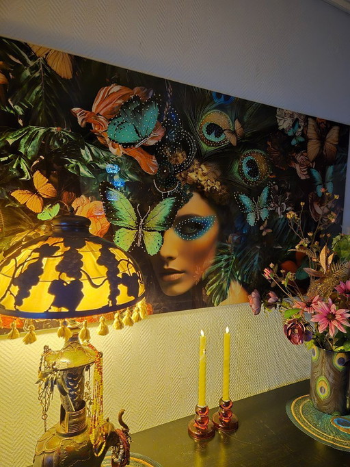 Glasmalerei einer Frau mit Blumen, Schmetterlingen und Pfauenfedern