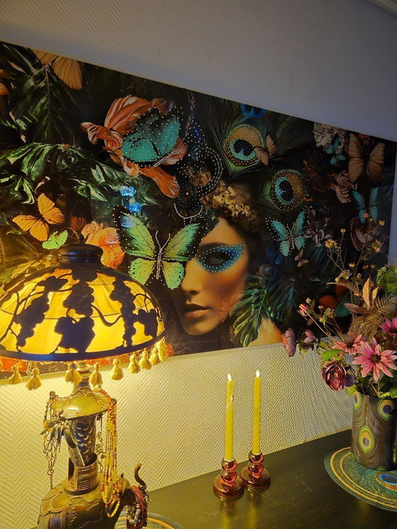 Image 1 of Glasmalerei einer Frau mit Blumen, Schmetterlingen und Pfauenfedern