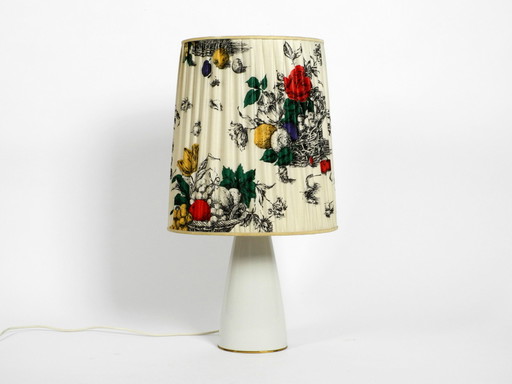 Grande lampe de table KPM des années 1960 en porcelaine et abat-jour en soie plissée avec motif floral coloré