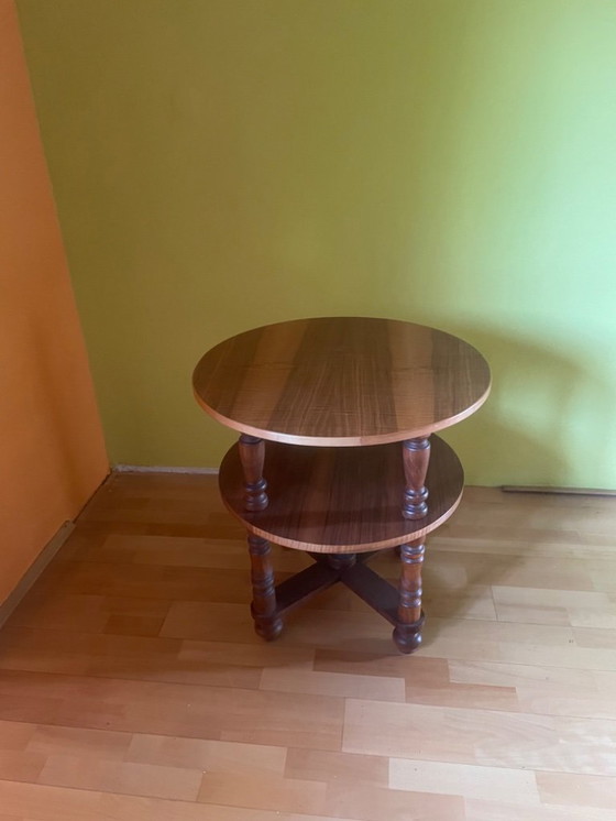 Image 1 of Großer runder gedrechselter Tisch