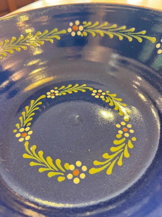Vintage Pudding Kom | Mid-Century Keramiek | Terracotta buitenkant, Blauwe binnenkant met bloemmotief (photo 4 of 5)