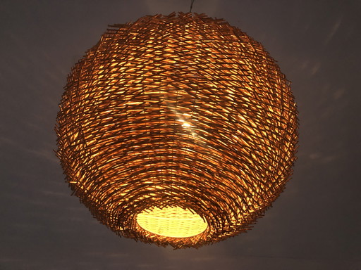 Bolvormige pitriet lamp diameter 90 cm.