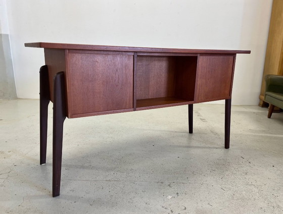 Image 1 of Dänischer Teakholz-Schreibtisch, 1960er Jahre.