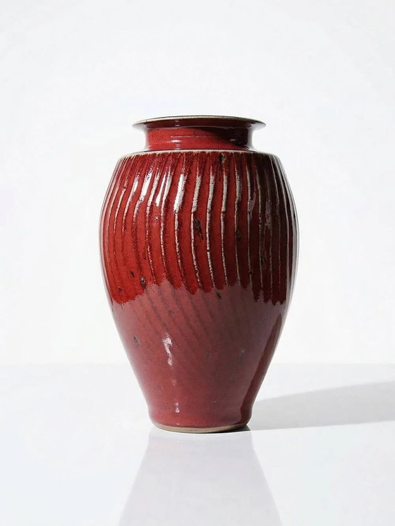 Vaso in gres smaltato color sangue di bue con costolature, opera di laboratorio del XX secolo. – Vasi (photo 3 of 10)