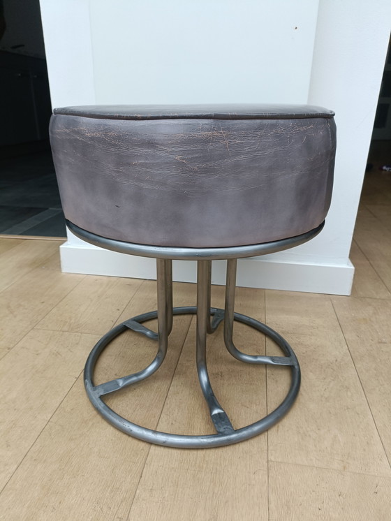 Image 1 of pouf en cuir gris