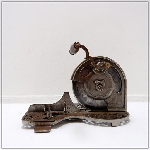 Antiker Aufschnittschneider aus den 1920er-1930er Jahren im Jugendstil