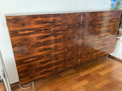 Armario de pared de madera de palisandro con base de acero de Bornhold.