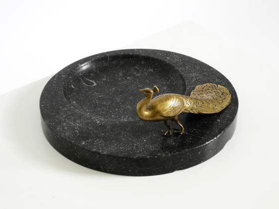 Image 1 of Wunderschönes, großes Tablett aus schwarzem Granit mit einem Pfau aus Messing, um 1920