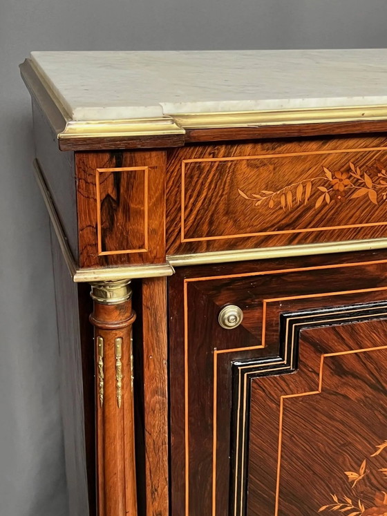 Elegante commode in Napoleon III-stijl met fraai inlegwerk, verguld bronzen beslag en een marmeren blad. (photo 4 of 9)