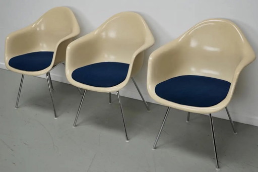 Set aus drei pergamentfarbenen DAX-Sesseln aus Fiberglas, Eames für Herman Miller / Vitra