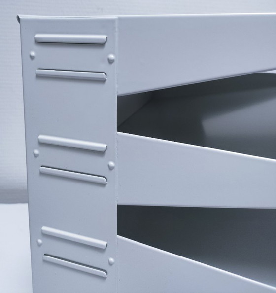 Image 1 of Estantería de pared de metal lacado de diseño