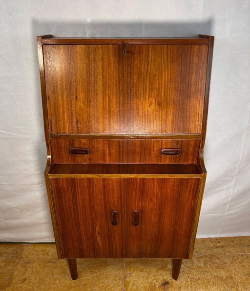 Mid Century Retro Vintage Bureau en teck (1960s) Un charmant et compact bureau en teck du milieu du siècle dernier.