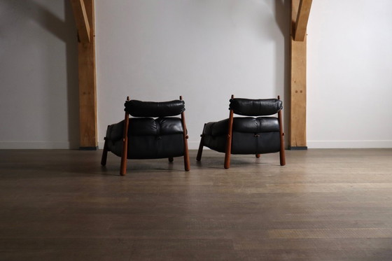 Image 1 of Percival Lafer MP-81 loungestoelen met voetenbank in zwart leer, Brazilië jaren 70