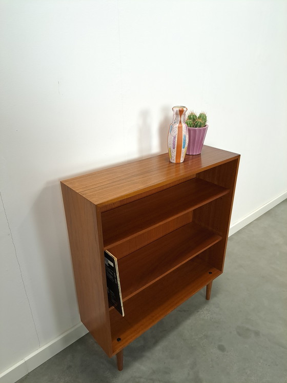 Image 1 of Bibliothèque en placage de noyer Armoire LP avec étagères No. 1