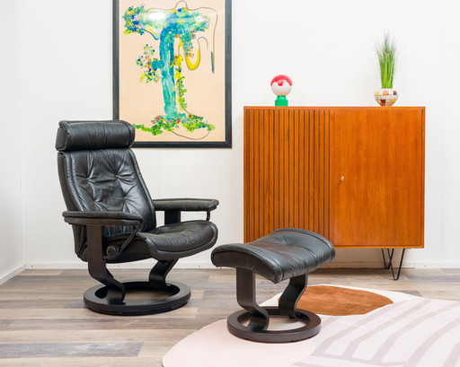 Un fauteuil relax scandinave avec pouf, fabricant Stressless Ekornes, modèle "Prince", cuir noir