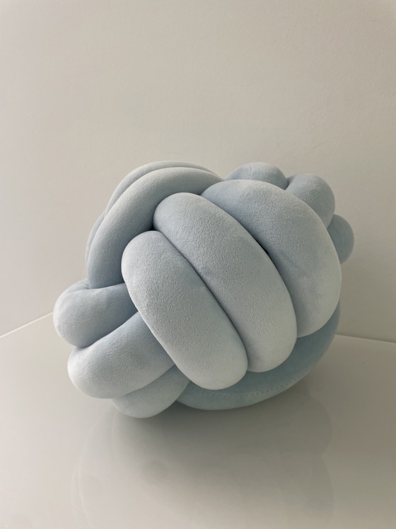 Image 1 of Cuscino con nodo intrecciato in velluto azzurro