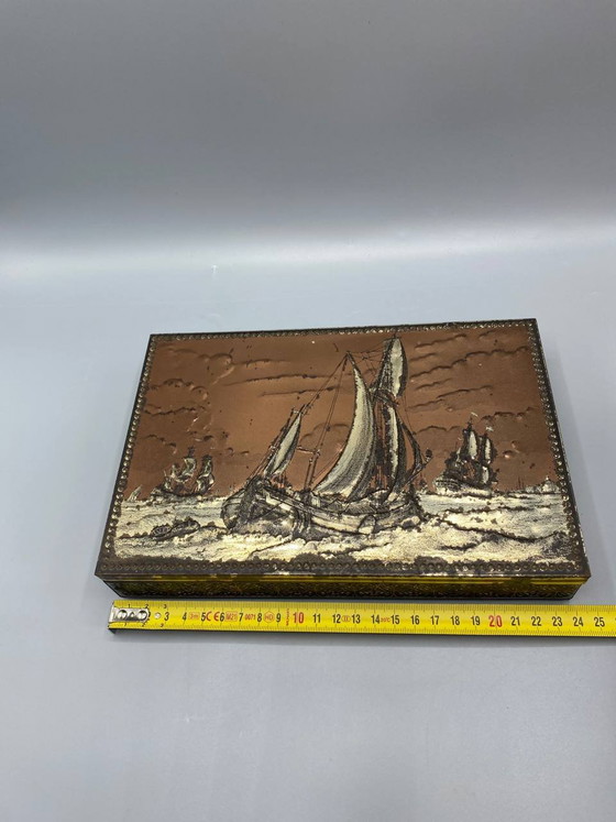 Metalen doos met reliëf, versierd met een Nederlands zeilbootje, koperkleurige patina, jaren 1950-1960 (photo 5 of 6)