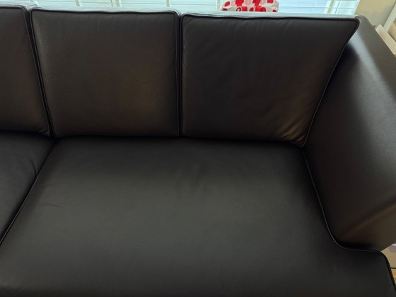 Image 1 of Banquettes en cuir, dont une avec méridienne.