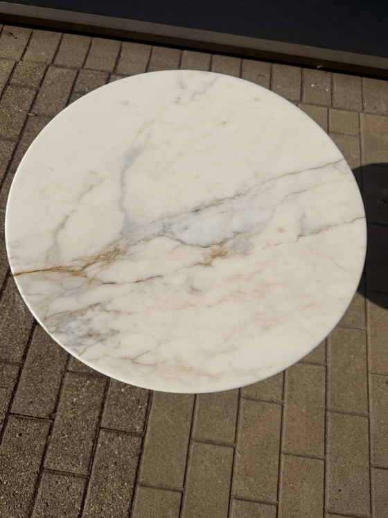 Image 1 of Knoll Tulip Beistelltisch aus Calacatta Gold (Oro) Marmor in NEUEM ZUSTAND! Eero Saarinen