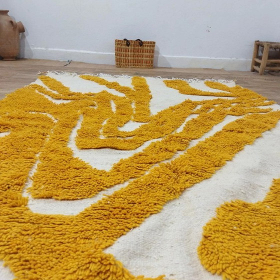 Image 1 of Natürlicher goldener Berberteppich aus Wolle – Boho-Chic, handgewebtes Unikat (255 × 160 cm)