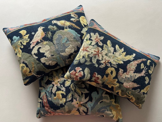 Image 1 of Cuscini con decorazioni di uccelli, ricamati a mano, anni '30