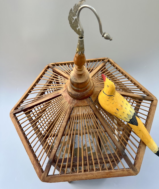 Image 1 of Dekorativer handgefertigter Vogelkäfig mit Holzvogel – Asien, ca. 1950er–1960er Jahre