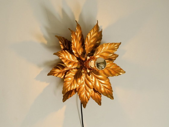 Image 1 of Rare grande lampe de plafond ou applique murale de style florentin, plaquée or, signée Hans Kögl, datant des années 1980.