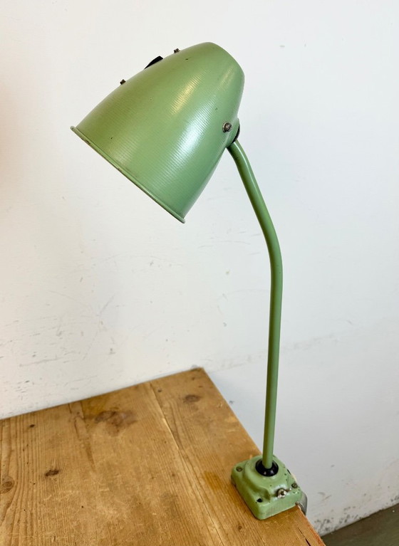 Image 1 of Lampada da tavolo industriale verde da officina, anni '60