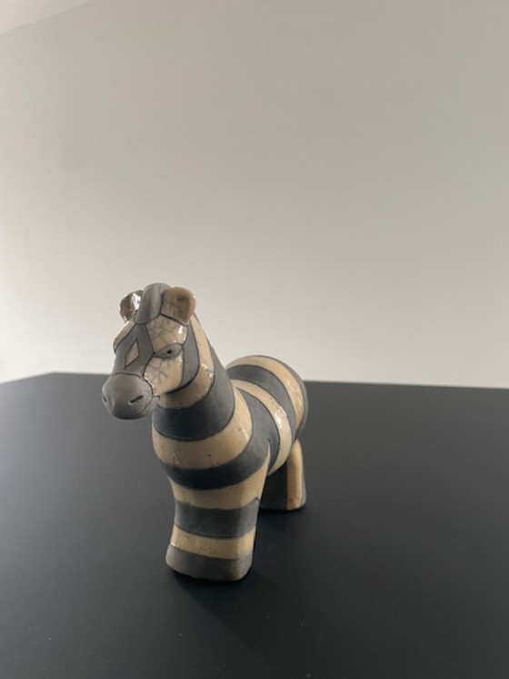 Image 1 of Estatua de cebra de cerámica raku – diseño artesanal