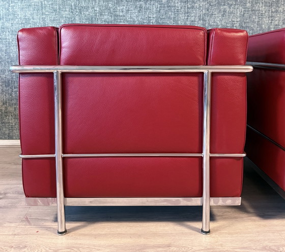 Image 1 of 2 vintage LC2 Le Corbusier stoelen in rood leer, Italië, jaren 80