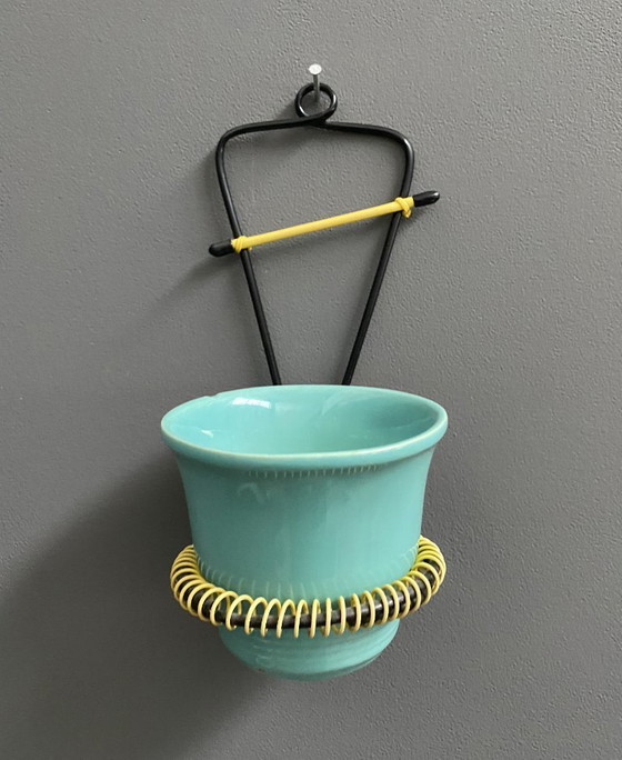 Image 1 of Wandhanger inclusief bloempot in groen, jaren 60.