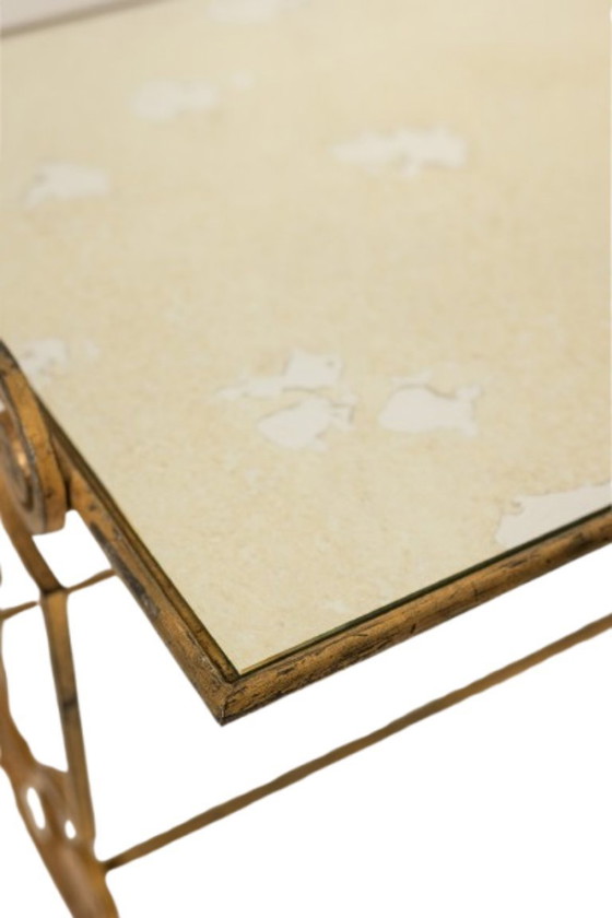 Image 1 of Table basse en fer forgé doré et plateau de verre églomisé. Années 1970