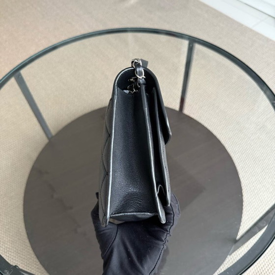 Image 1 of Borsa Chanel Medium CC Box Flap - Pelle di vitello trapuntata nera con finiture argentate, serie 25