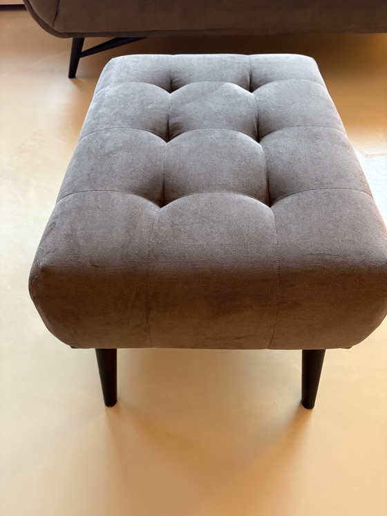 Image 1 of Wunderschönes 3-Sitzer-Sofa und passender Hocker aus Samt von Wulf Wonen