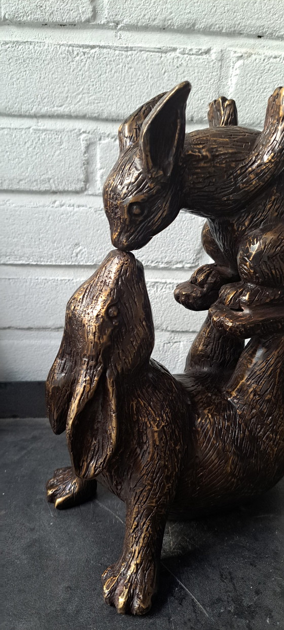 Image 1 of Bacio di lepre in bronzo