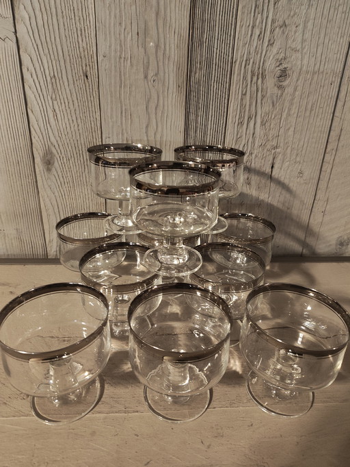 Verres en cristal allemand Rosenthal Thomas Porzellan, bord argenté et pied court, à bordure argentée.