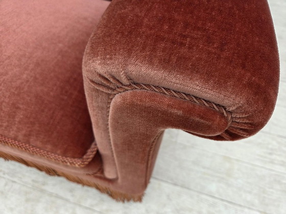 Image 1 of Poltrona danese con schienale alto, anni '70, rivestimento in velluto rosa salmone, legno di faggio.