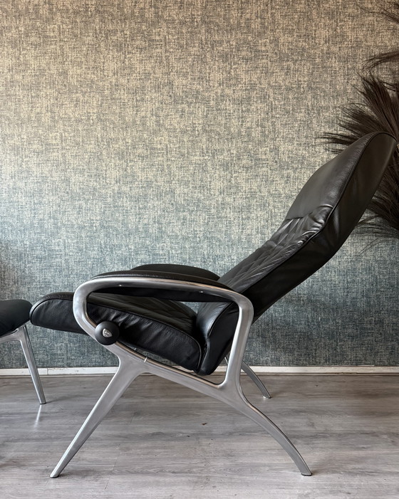 Image 1 of Poltrona lounge James Stressless con poggiapiedi in pelle nera e alluminio
