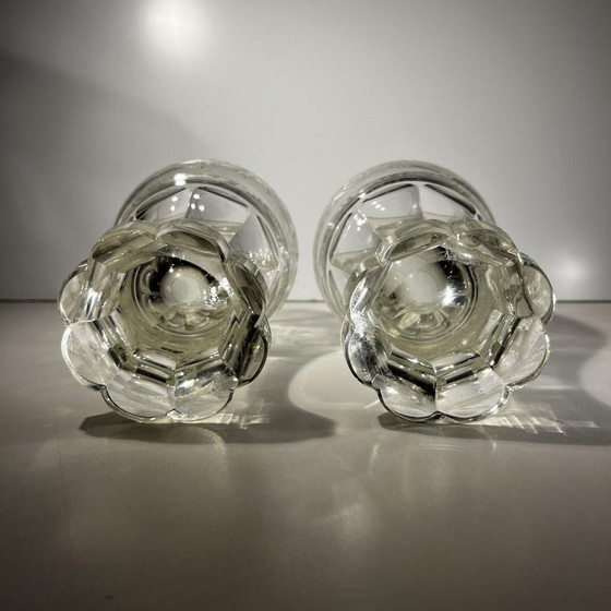 Verres à pied en cristal épais taillé avec décor de volutes et monogramme, Bohême, années 1900, Lot de 2 (photo 12 of 13)