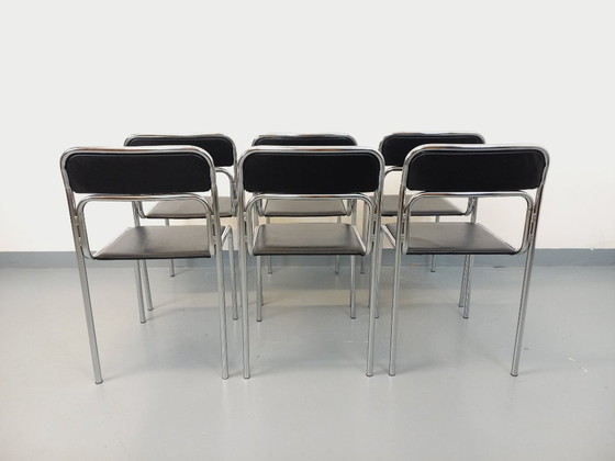 Image 1 of Suite de 6 chaises italiennes empilables vintage en métal chromé et skai noir des années 70 80