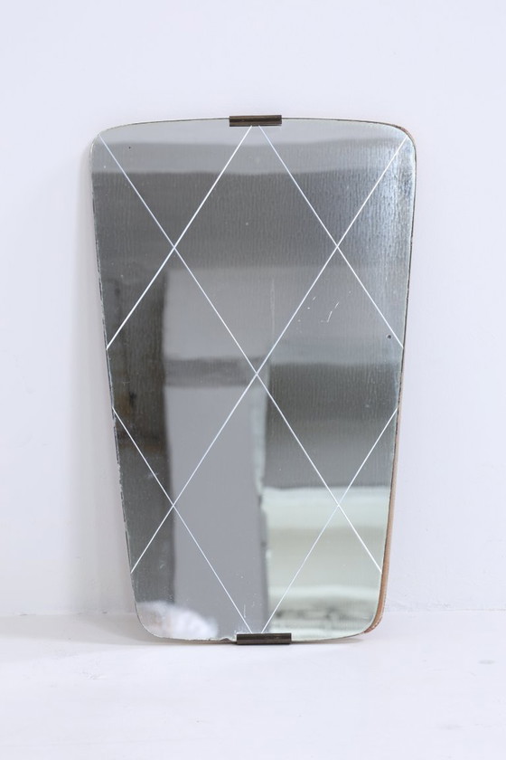 Image 1 of Specchio d'epoca anni '60 | Specchio da appendere di metà secolo Specchio di legno retrò inclinato Vintage #05-95