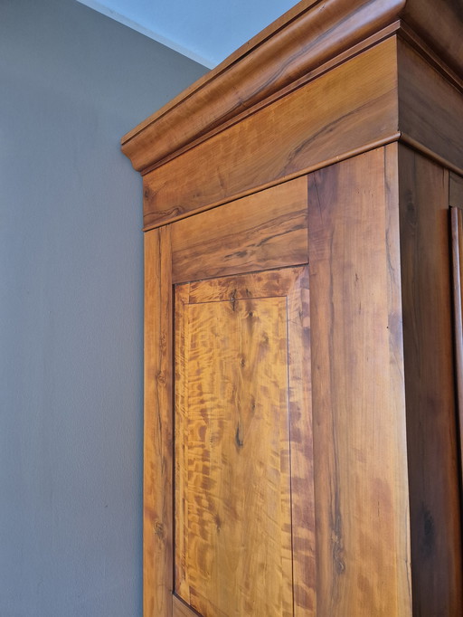 Antiker Schrank aus Kirschholz