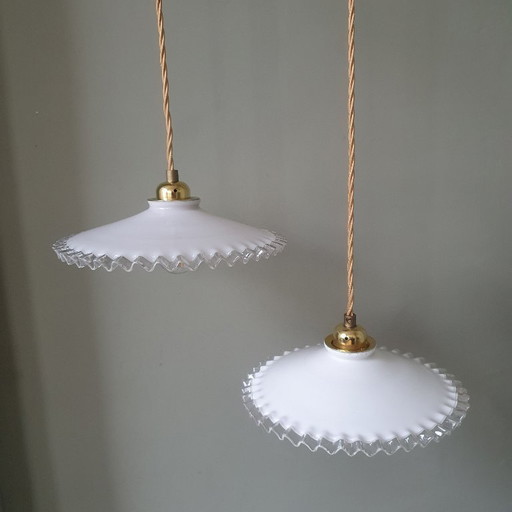 Set di 2 lampade a sospensione francesi in vetro opalino degli anni '30. Modello Piecrust.