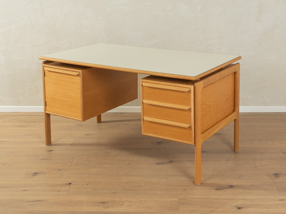 Image 1 of Bureau autoportant des années 60 par Arne Vodder