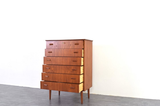 Image 1 of Commode danoise en teck, style milieu du XXe siècle, années 1960.