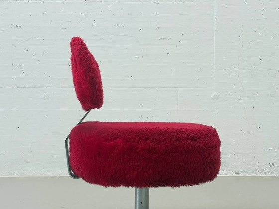 Image 1 of Postmoderne loungestoel met rode teddybeerhoes, jaren 70