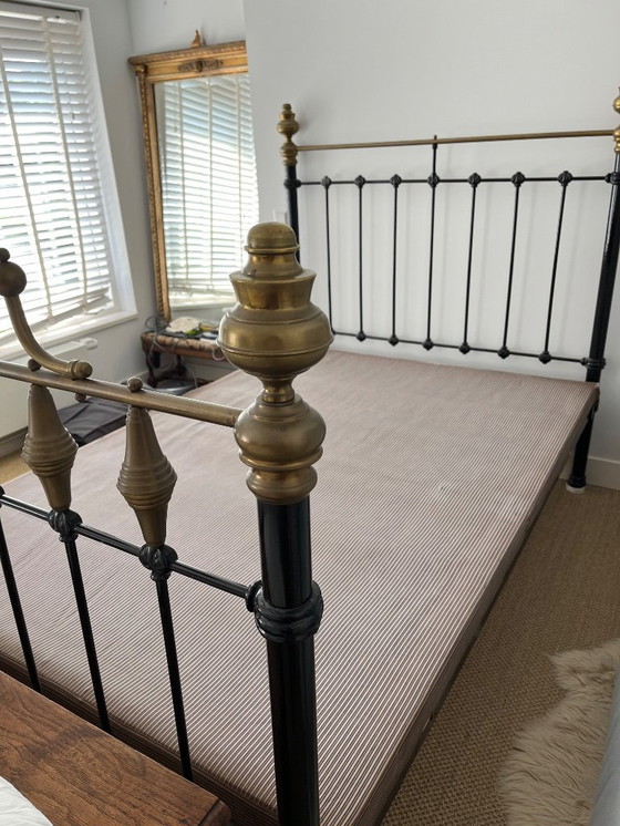 Image 1 of Antiek Engels bed